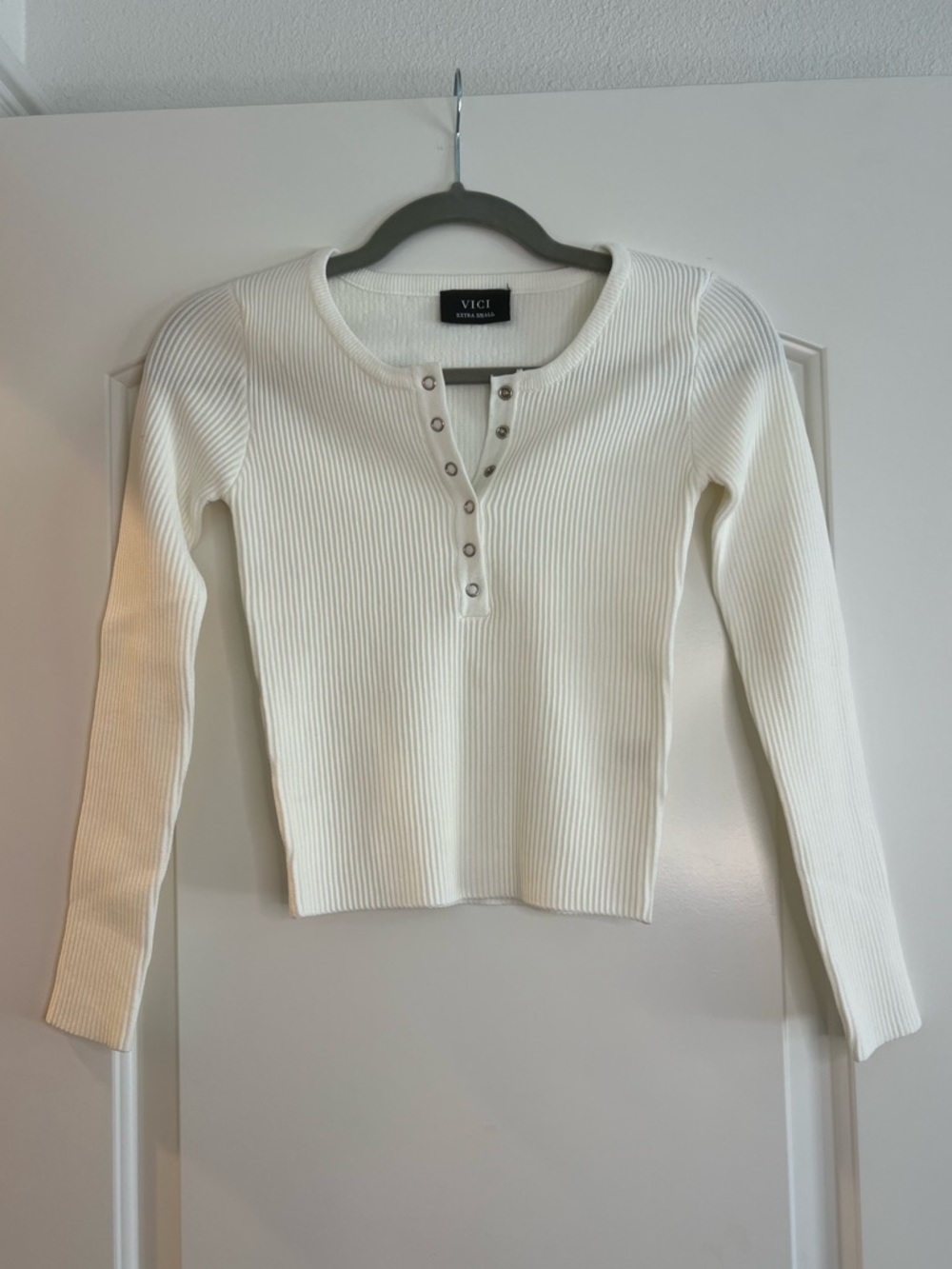 VICI Ribbed Knit Henley Sweater Top Ivory Long Sleeve Snap Front XS NWOT